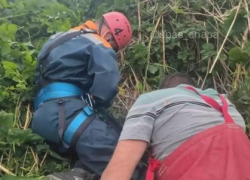 В Анапе среди бела дня мужчина сорвался с обрыва