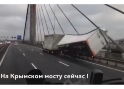 «На Крымском мосту завалились две фуры» - в редакцию «Блокнота Анапы» прислали видео