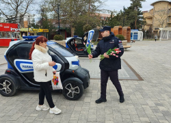 Полицейские Анапы поздравляли женщин с 8 Марта цветами на улицах города
