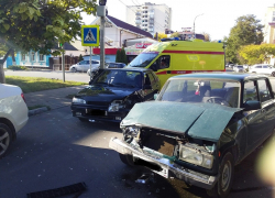 Прямо сейчас! Жёсткая авария в центре Анапы: два "ВАЗа" не поделили дорогу