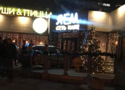 В Анапе один из посетителей протаранил дверь и заехал в кафе прямо на автомобиле