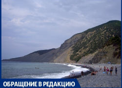 Отдыхающая пожаловалась на запах и «чёрную жижу» в море на пляже в Сукко под Анапой