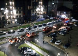 В Анапе к одной из новостроек приехало 5 пожарных машин