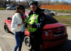 Розы и открытки: сотрудники ДПС в Анапе поздравили автоледи с 8 марта