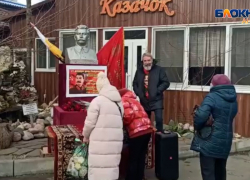 Сегодня, 21 декабря, в Анапе на фермерском рынке отпраздновали день рождения Сталина