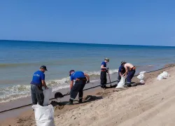 В Анапе усилили защиту побережья из-за угрозы загрязнения нефтепродуктами