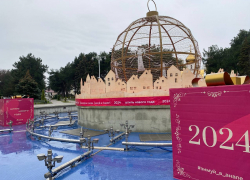 Несмотря на дождь: в Анапе создают атмосферу новогодних праздников