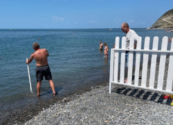 «Самовольный захват пляжа»: забор «уходит» прямо в море