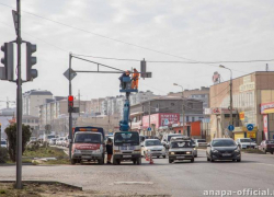 Запуск светофора на перекрестке Чехова и Парковой в Анапе стал одной из причин пробки 