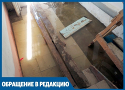 В Анапе жители многоэтажки вынуждены ходить по мутной воде, льющейся из канализации