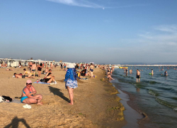 Отдыхающие начали заполнять пляжи в Анапе