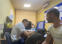 Фотографа с орлом на "Ласточкином гнезде" задержала полиция Анапы