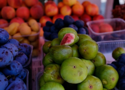 Сочная хурма и спелые сливы: сезонные фрукты октября в городе-курорте