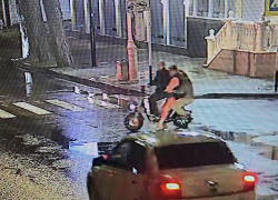 В Анапе в трех девушек на электровелосипеде влетел автомобиль