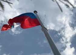 В Анапе открыли гигантский флагшток с огромным флагом РФ