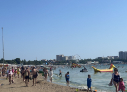 «Проблема туристов в самих туристах»: отдыхающие рассказали, что их не устраивает на отдыхе в Анапе