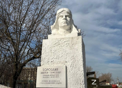 Памятник старшему лейтенанту ВВФ Виктору Сергеевичу Бороздину в Анапе нуждается в ремонте
