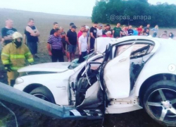 В Тарусино под Анапой серьёзное ДТП: водителя "БМВ" доставали спасатели