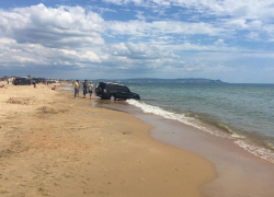 В Анапе внедорожник укатился в море