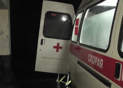 В Анапе авто вылетело на обочину и повисло на дереве: пострадали трое молодых людей 