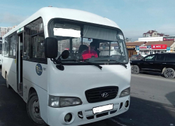 "Может, в туалет захотел": анапчане обсуждают водителя автобуса, который вышел в магазин