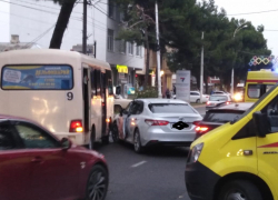 Прямо сейчас! В центре Анапы автобус попал в аварию, приехали две скорые