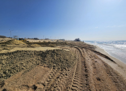 После очистки от нефтепродуктов в Анапе начали поднимать уровень пляжей