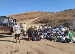 После публикации в «Блокнот Анапа» в районе кемпинга «Жара» в Благовещенской наводят порядок