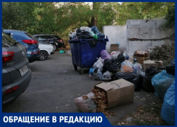 "Бардак и зловоние": из-за припаркованных машин мусоровоз не может въехать во двор в Анапе