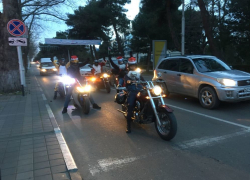 Байкеры в костюмах Деда Мороза устроили мотопробег в Анапе