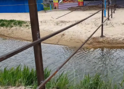 Рядом с Анапой оградили реку и проход к морю 