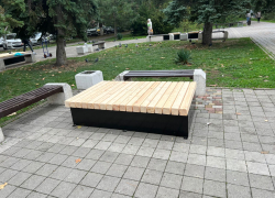 "Надгробные плиты": странные лавочки появились в центре Анапы