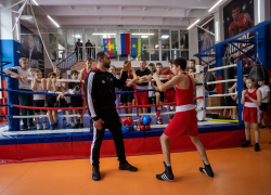 Олимпийский чемпион Рахим Чахкиев провёл открытую тренировку по боксу в Анапе