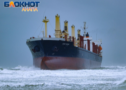 Севший на мель у Анапы сухогруз Blue Shark все-таки попытаются спасти