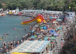 «Кипящее» море и толпы туристов: в Анапе продолжается летний сезон