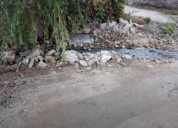 «Все работы выполнены» – отчиталась мэрия о стоках в хуторе Красном, а они так и бегут по улице