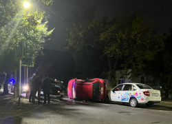 Ночью в Анапе произошло ДТП с перевёрнутым автомобилем