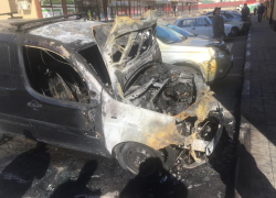 1 мая в Анапе видеокамеры засняли, как неизвестный в маске поджёг автомобиль "Фиат"