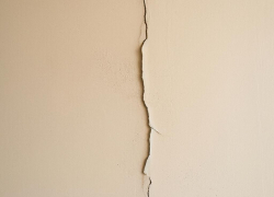 Жуткие трещины появились на домах в Анапе после землетрясения