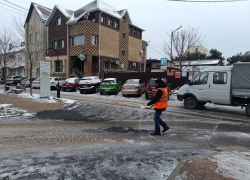 Уже более 70 тонн противогололедных реагентов рассыпали на дорогах и тротуарах Анапы