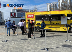 На Театральной площади в Анапе началась битва именитых шефов шоу «Повара на колесах»