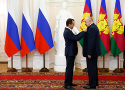 Вениамин Кондратьев наградил анапчан медалями