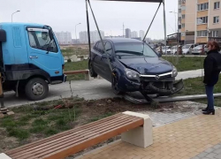 В Анапе автоледи перепутала педали и снесла столб