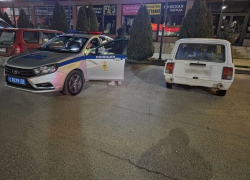 В Анапе оштрафовали водителя за выброс мусора на проезжую часть