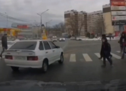 В Анапе 20-летний водитель проехал зебру в опасной близости к пешеходам (Видео)
