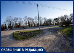 "Ходить туда - опасно для жизни": в Анапе по дороге на кладбище нет тротуара 