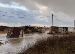В Благовещенской на пляже смыло все палатки и отдел полиции – стоянка превратилась в море