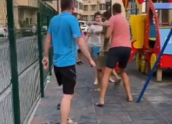 В Анапе завязалась драка взрослых дядей из-за брошенного мусора на детской площадке