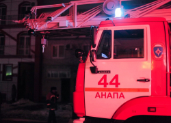 В Анапе на улице Ленина горело здание, из него вынесли 5 взрывоопасных баллонов