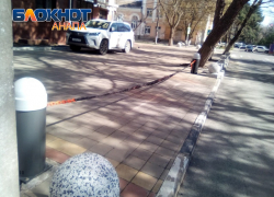 «Не лезь – мое»: в Анапе продолжается самозахват общих земель под частные парковки